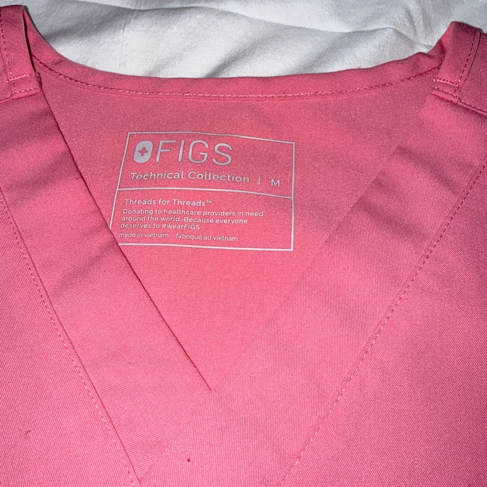 Figs Rose V-Neck Scrub pair